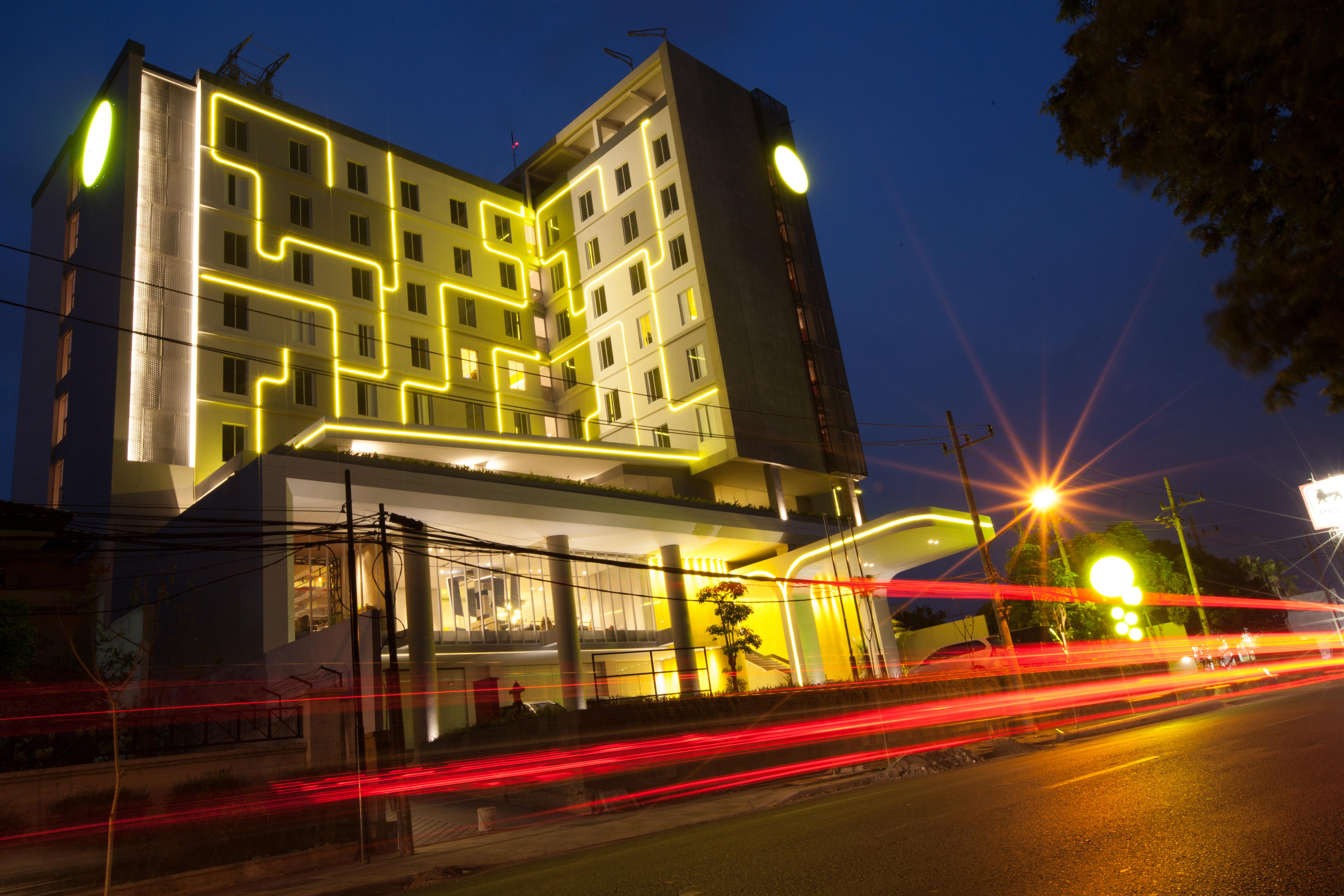 Yello Hotel Jemursari Surabaya Exterior foto