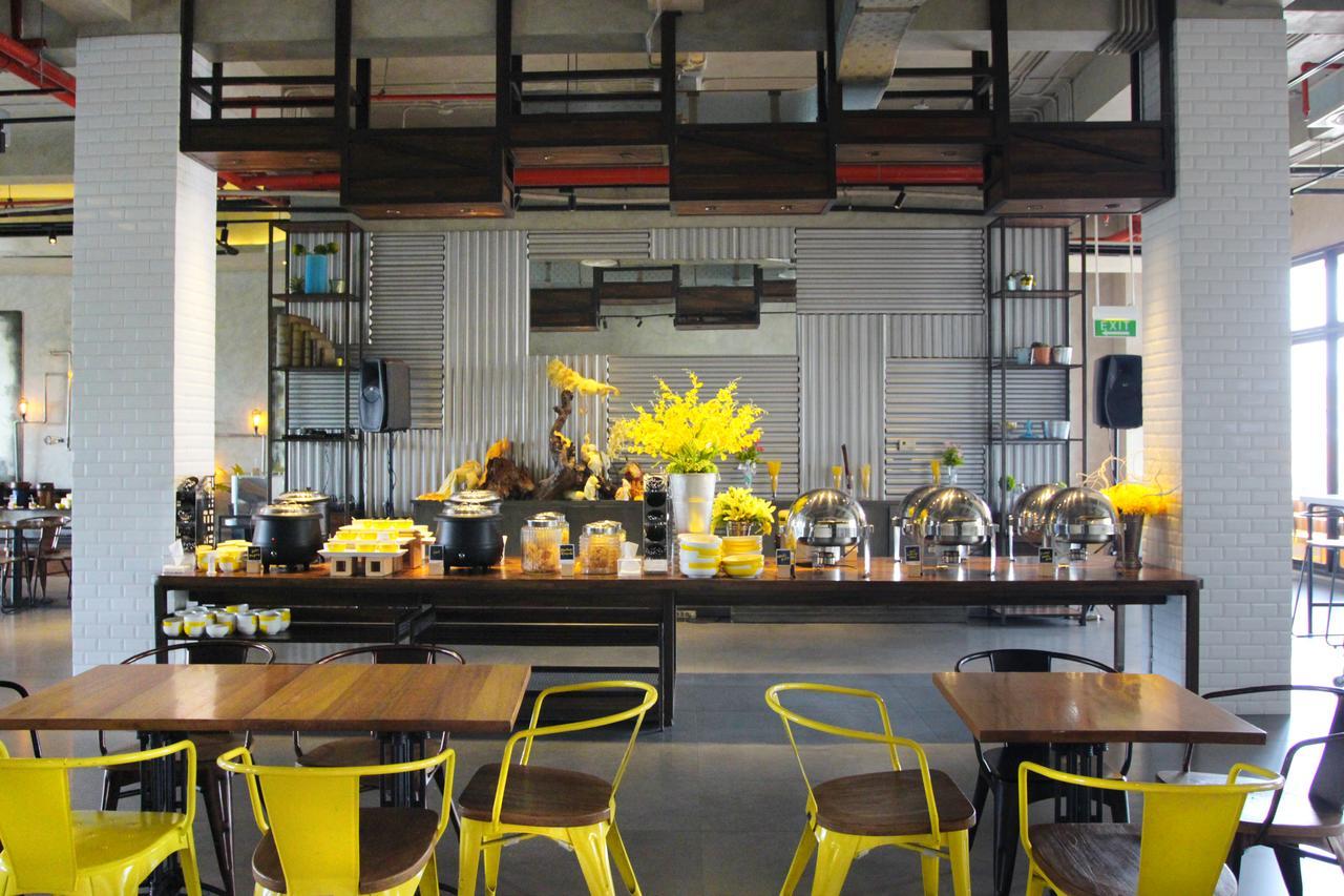 Yello Hotel Jemursari Surabaya Exterior foto