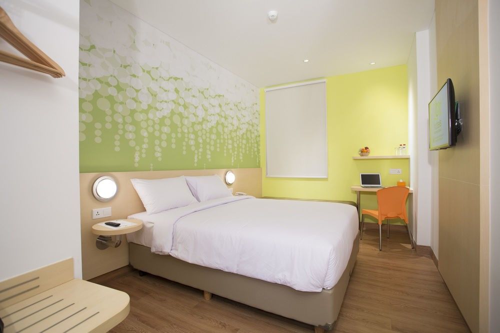 Yello Hotel Jemursari Surabaya Exterior foto