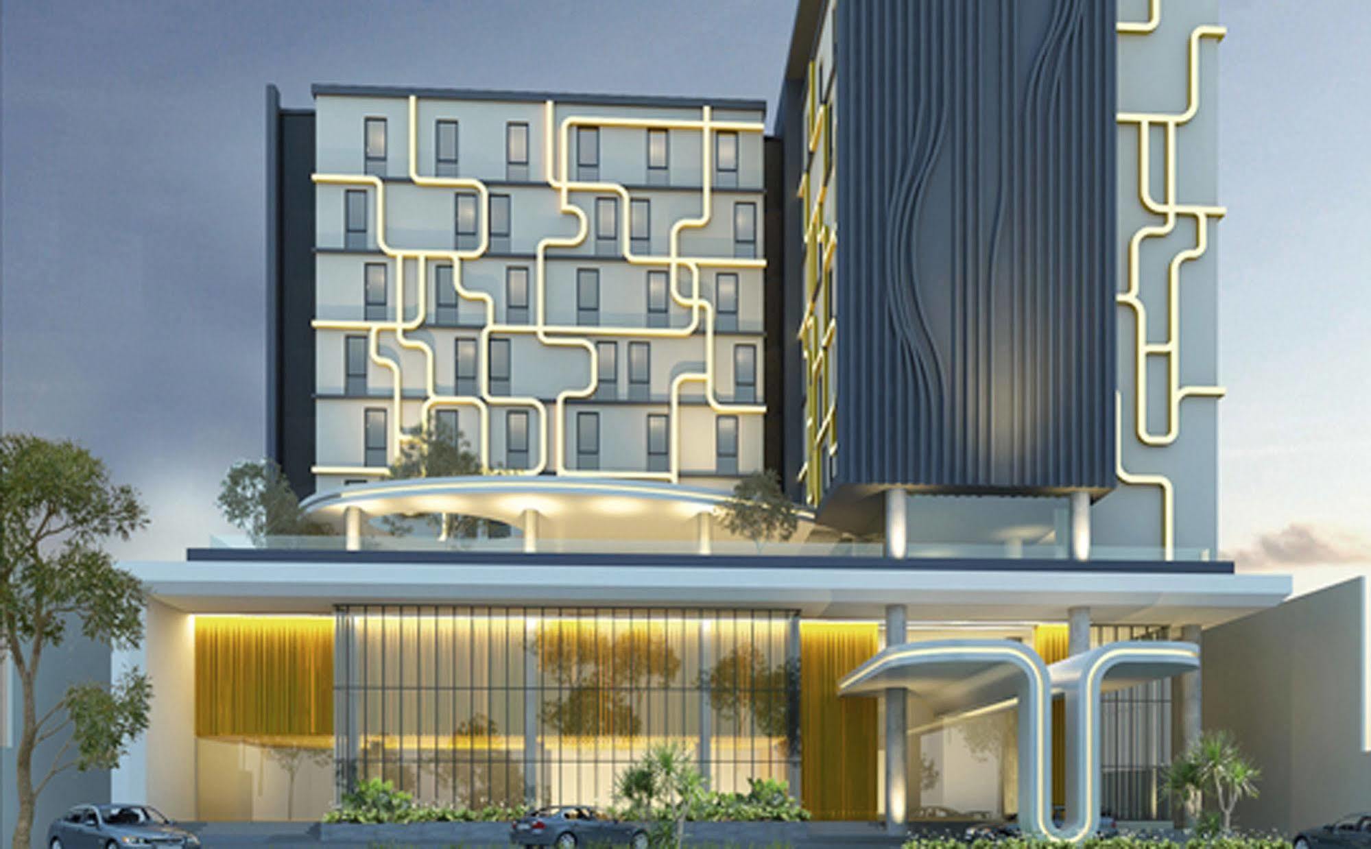 Yello Hotel Jemursari Surabaya Exterior foto